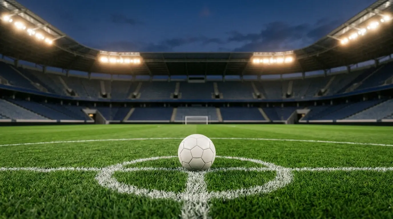 Pallone da calcio sul dischetto del centrocampo in uno stadio prima di una partita degli ottavi del Mondiale 2026