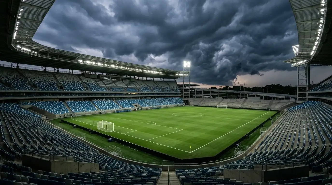 Stadio di calcio all'aperto con cielo nuvoloso e minaccia di temporale prima di una partita del Mondiale 2026